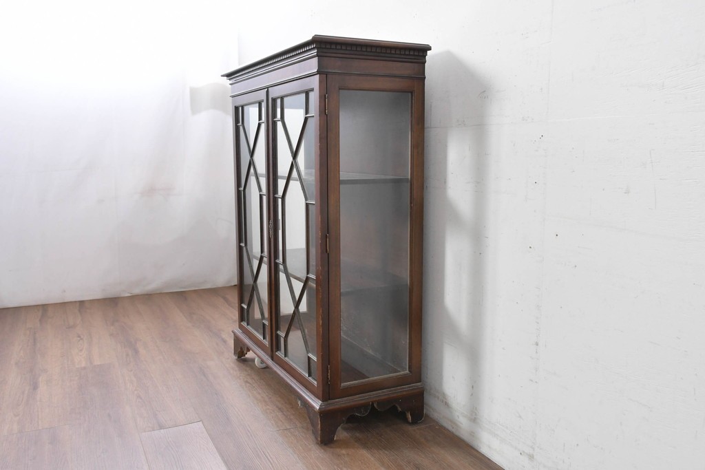 イギリスアンティーク　マホガニー材　幾何学模様のガラス扉が目を引く上品なブックケース　(R-087787)