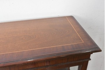 イギリスアンティーク　マホガニー材　幾何学模様のガラス扉が目を引く上品なブックケース　(R-087787)