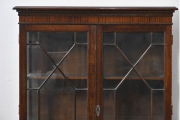 イギリスアンティーク　マホガニー材　幾何学模様のガラス扉が目を引く上品なブックケース　(R-087787)