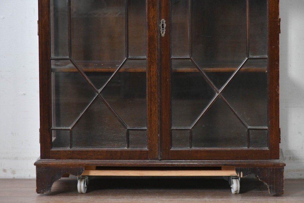 イギリスアンティーク　マホガニー材　幾何学模様のガラス扉が目を引く上品なブックケース　(R-087787)