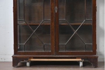 イギリスアンティーク　マホガニー材　幾何学模様のガラス扉が目を引く上品なブックケース　(R-087787)