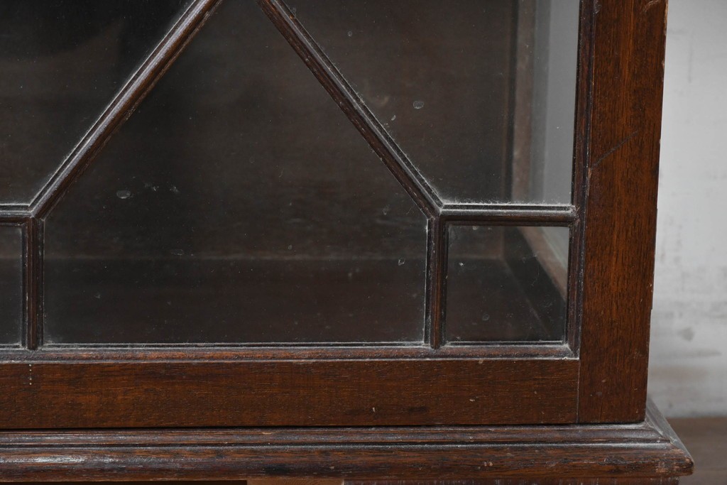 イギリスアンティーク　マホガニー材　幾何学模様のガラス扉が目を引く上品なブックケース　(R-087787)