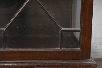 イギリスアンティーク　マホガニー材　幾何学模様のガラス扉が目を引く上品なブックケース　(R-087787)