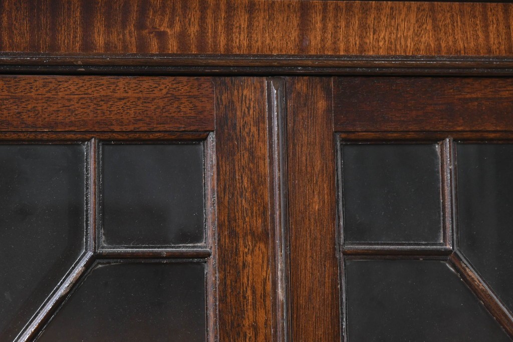 イギリスアンティーク　マホガニー材　幾何学模様のガラス扉が目を引く上品なブックケース　(R-087787)