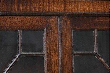 イギリスアンティーク　マホガニー材　幾何学模様のガラス扉が目を引く上品なブックケース　(R-087787)