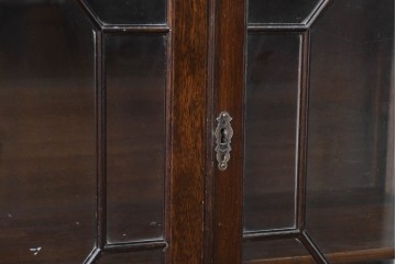 イギリスアンティーク　マホガニー材　幾何学模様のガラス扉が目を引く上品なブックケース　(R-087787)