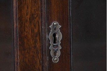 イギリスアンティーク　マホガニー材　幾何学模様のガラス扉が目を引く上品なブックケース　(R-087787)