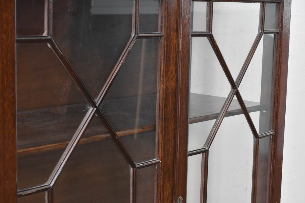 イギリスアンティーク　マホガニー材　幾何学模様のガラス扉が目を引く上品なブックケース　(R-087787)