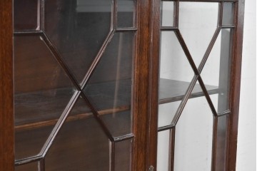 イギリスアンティーク　マホガニー材　幾何学模様のガラス扉が目を引く上品なブックケース　(R-087787)