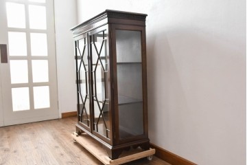 イギリスアンティーク　マホガニー材　幾何学模様のガラス扉が目を引く上品なブックケース　(R-087787)