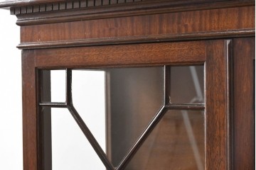 イギリスアンティーク　マホガニー材　幾何学模様のガラス扉が目を引く上品なブックケース　(R-087787)