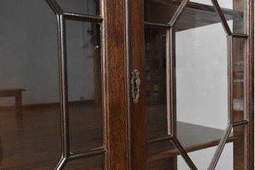イギリスアンティーク　マホガニー材　幾何学模様のガラス扉が目を引く上品なブックケース　(R-087787)