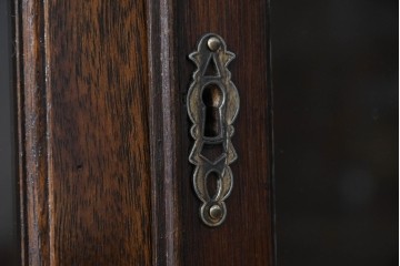 イギリスアンティーク　マホガニー材　幾何学模様のガラス扉が目を引く上品なブックケース　(R-087787)