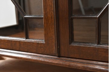イギリスアンティーク　マホガニー材　幾何学模様のガラス扉が目を引く上品なブックケース　(R-087787)
