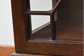 イギリスアンティーク　マホガニー材　幾何学模様のガラス扉が目を引く上品なブックケース　(R-087787)
