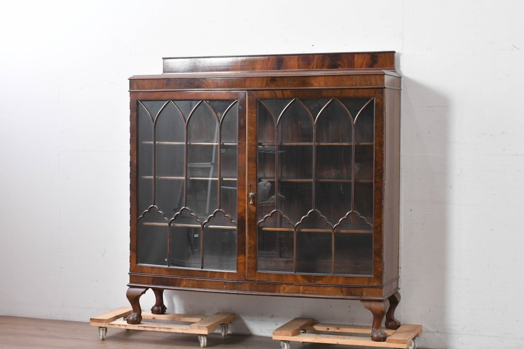 イギリスアンティーク　ROWNTREE'S社　マホガニー材　美しい杢目とアーチ装飾が魅力のガラス扉キャビネット　(R-087788)