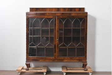 イギリスアンティーク　ROWNTREE'S社　マホガニー材　美しい杢目とアーチ装飾が魅力のガラス扉キャビネット　(R-087788)