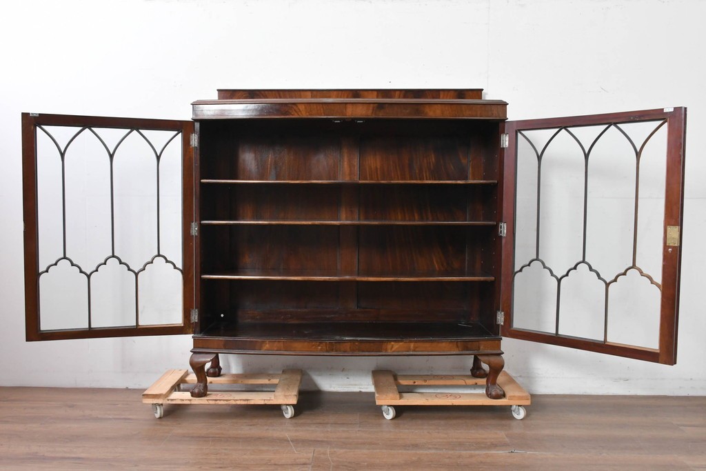 イギリスアンティーク　ROWNTREE'S社　マホガニー材　美しい杢目とアーチ装飾が魅力のガラス扉キャビネット　(R-087788)