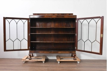 イギリスアンティーク　ROWNTREE'S社　マホガニー材　美しい杢目とアーチ装飾が魅力のガラス扉キャビネット　(R-087788)