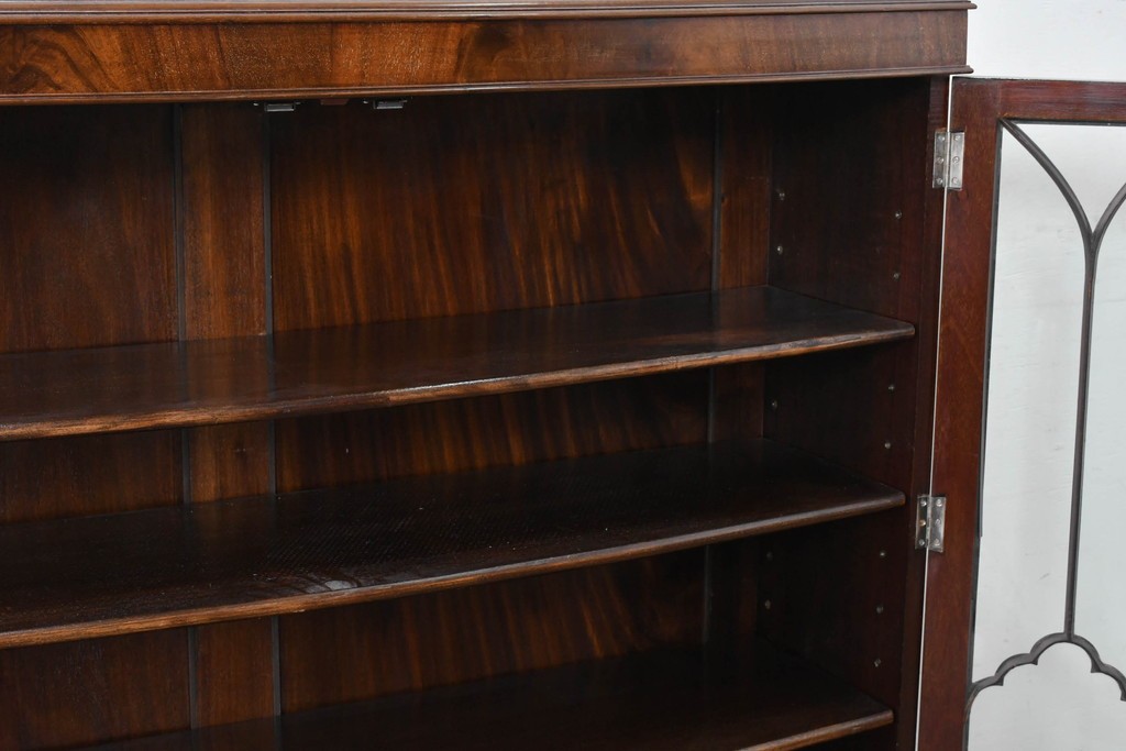 イギリスアンティーク　ROWNTREE'S社　マホガニー材　美しい杢目とアーチ装飾が魅力のガラス扉キャビネット　(R-087788)