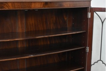 イギリスアンティーク　ROWNTREE'S社　マホガニー材　美しい杢目とアーチ装飾が魅力のガラス扉キャビネット　(R-087788)