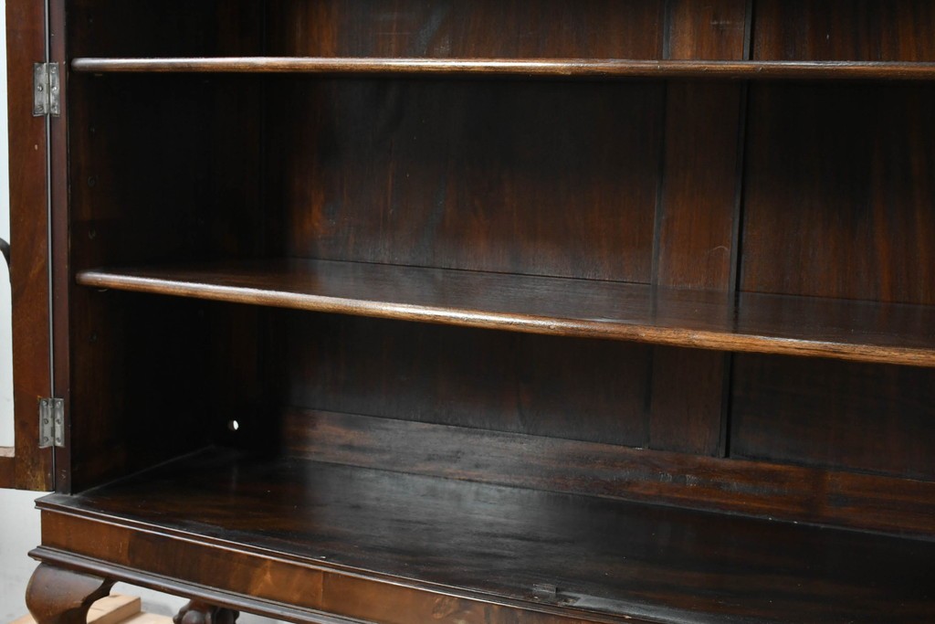 イギリスアンティーク　ROWNTREE'S社　マホガニー材　美しい杢目とアーチ装飾が魅力のガラス扉キャビネット　(R-087788)