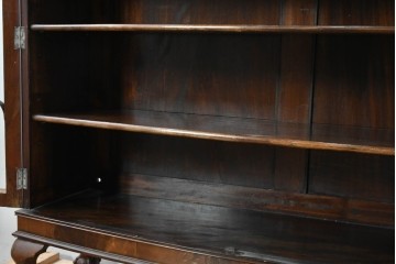 イギリスアンティーク　ROWNTREE'S社　マホガニー材　美しい杢目とアーチ装飾が魅力のガラス扉キャビネット　(R-087788)