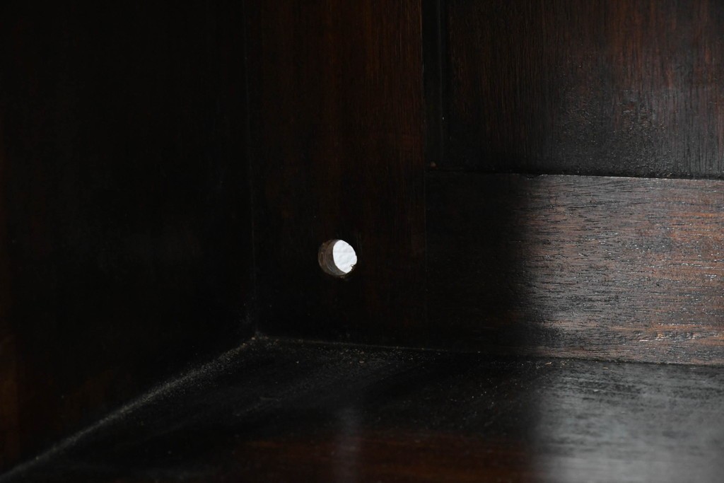 イギリスアンティーク　ROWNTREE'S社　マホガニー材　美しい杢目とアーチ装飾が魅力のガラス扉キャビネット　(R-087788)