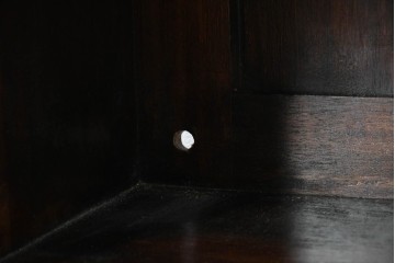 イギリスアンティーク　ROWNTREE'S社　マホガニー材　美しい杢目とアーチ装飾が魅力のガラス扉キャビネット　(R-087788)