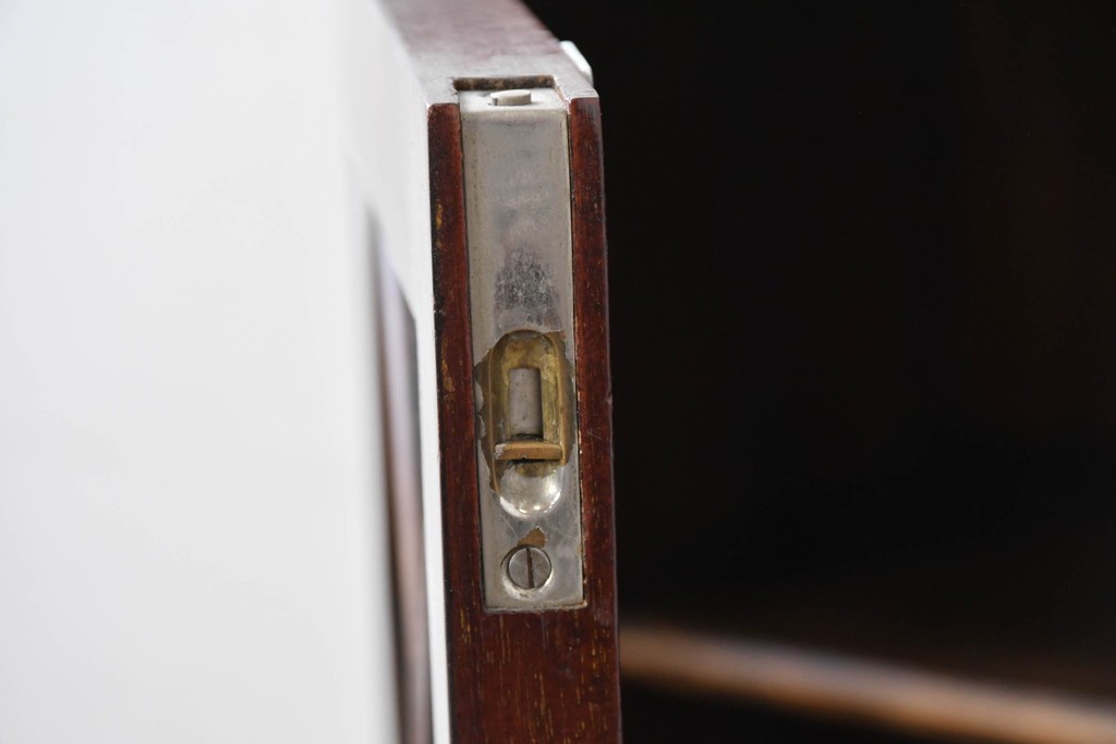 イギリスアンティーク　ROWNTREE'S社　マホガニー材　美しい杢目とアーチ装飾が魅力のガラス扉キャビネット　(R-087788)