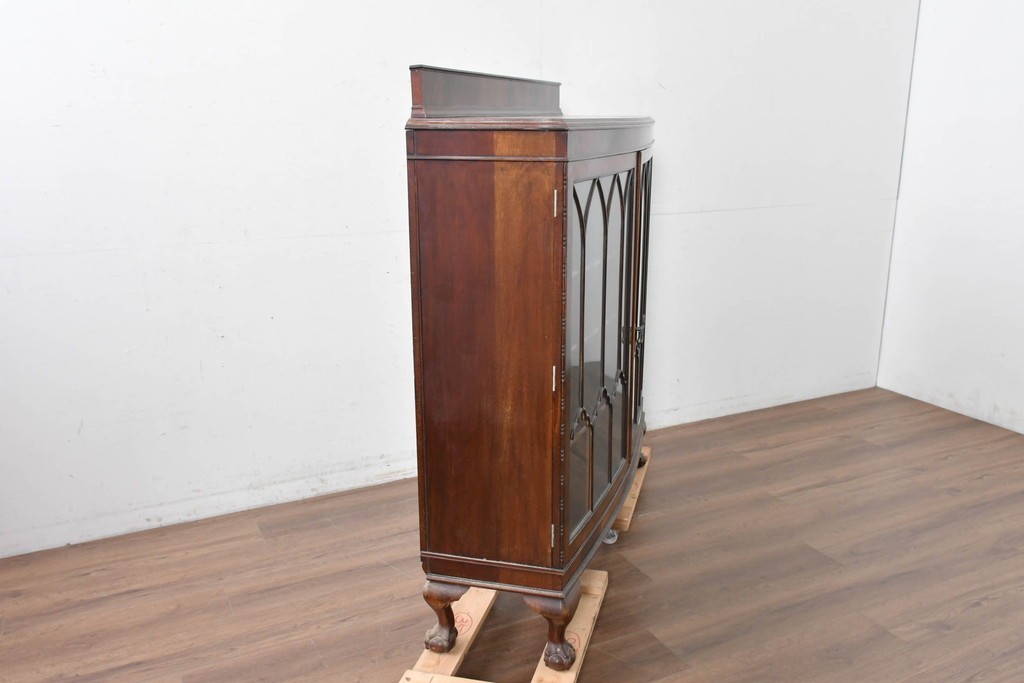 イギリスアンティーク　ROWNTREE'S社　マホガニー材　美しい杢目とアーチ装飾が魅力のガラス扉キャビネット　(R-087788)