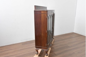 イギリスアンティーク　ROWNTREE'S社　マホガニー材　美しい杢目とアーチ装飾が魅力のガラス扉キャビネット　(R-087788)