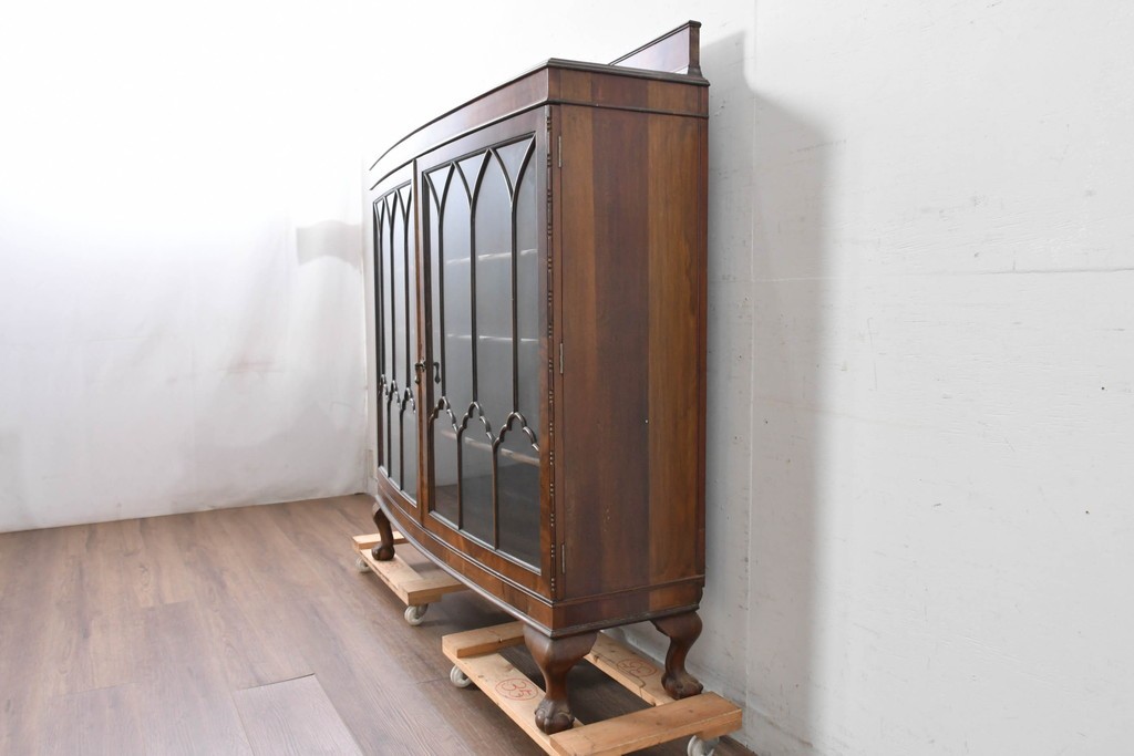 イギリスアンティーク　ROWNTREE'S社　マホガニー材　美しい杢目とアーチ装飾が魅力のガラス扉キャビネット　(R-087788)