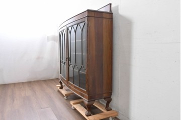 イギリスアンティーク　ROWNTREE'S社　マホガニー材　美しい杢目とアーチ装飾が魅力のガラス扉キャビネット　(R-087788)