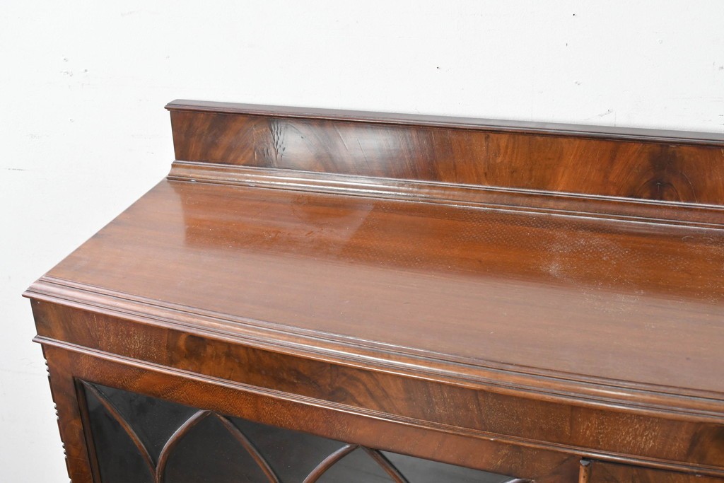 イギリスアンティーク　ROWNTREE'S社　マホガニー材　美しい杢目とアーチ装飾が魅力のガラス扉キャビネット　(R-087788)