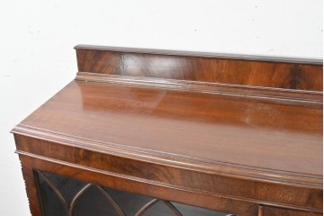 イギリスアンティーク　ROWNTREE'S社　マホガニー材　美しい杢目とアーチ装飾が魅力のガラス扉キャビネット　(R-087788)