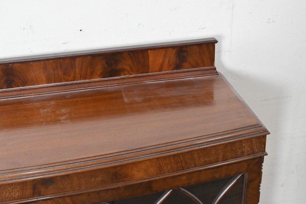 イギリスアンティーク　ROWNTREE'S社　マホガニー材　美しい杢目とアーチ装飾が魅力のガラス扉キャビネット　(R-087788)