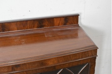 イギリスアンティーク　ROWNTREE'S社　マホガニー材　美しい杢目とアーチ装飾が魅力のガラス扉キャビネット　(R-087788)