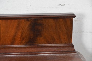 イギリスアンティーク　ROWNTREE'S社　マホガニー材　美しい杢目とアーチ装飾が魅力のガラス扉キャビネット　(R-087788)