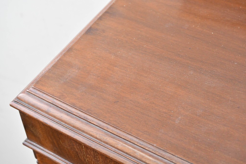 イギリスアンティーク　ROWNTREE'S社　マホガニー材　美しい杢目とアーチ装飾が魅力のガラス扉キャビネット　(R-087788)