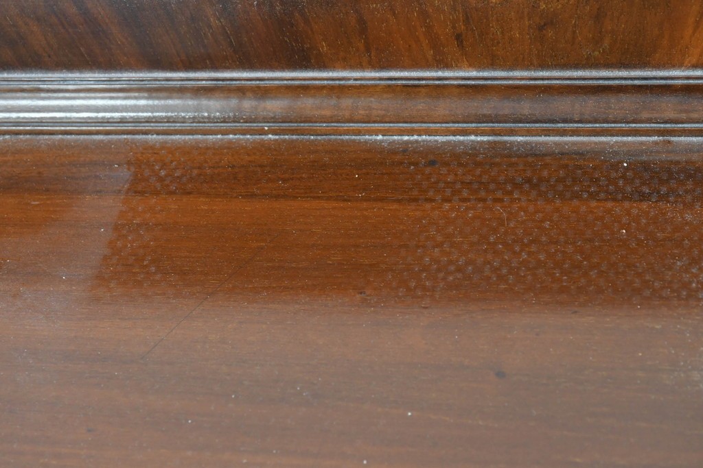 イギリスアンティーク　ROWNTREE'S社　マホガニー材　美しい杢目とアーチ装飾が魅力のガラス扉キャビネット　(R-087788)