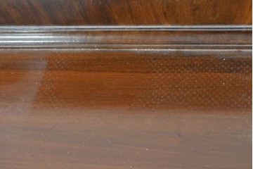 イギリスアンティーク　ROWNTREE'S社　マホガニー材　美しい杢目とアーチ装飾が魅力のガラス扉キャビネット　(R-087788)