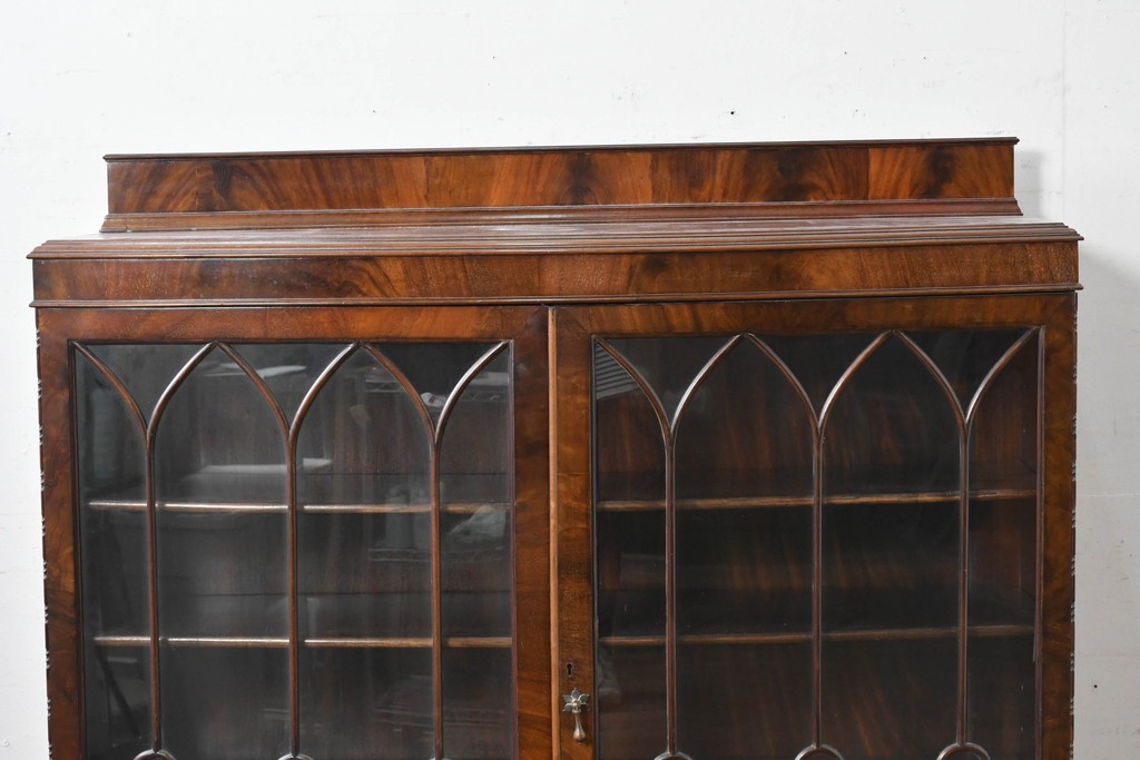 イギリスアンティーク　ROWNTREE'S社　マホガニー材　美しい杢目とアーチ装飾が魅力のガラス扉キャビネット　(R-087788)