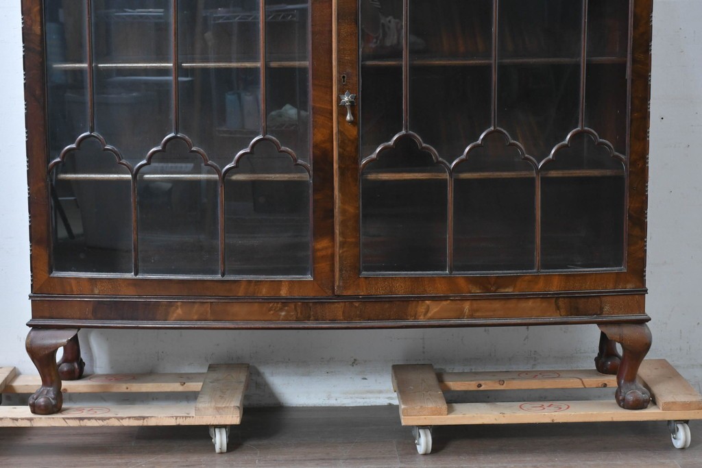 イギリスアンティーク　ROWNTREE'S社　マホガニー材　美しい杢目とアーチ装飾が魅力のガラス扉キャビネット　(R-087788)