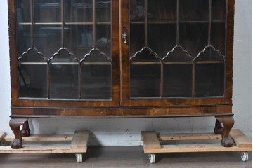 イギリスアンティーク　ROWNTREE'S社　マホガニー材　美しい杢目とアーチ装飾が魅力のガラス扉キャビネット　(R-087788)