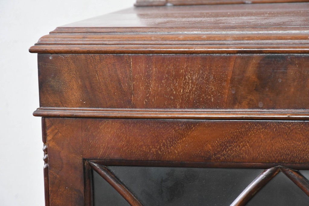 イギリスアンティーク　ROWNTREE'S社　マホガニー材　美しい杢目とアーチ装飾が魅力のガラス扉キャビネット　(R-087788)