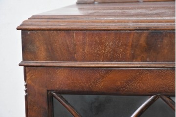 イギリスアンティーク　ROWNTREE'S社　マホガニー材　美しい杢目とアーチ装飾が魅力のガラス扉キャビネット　(R-087788)