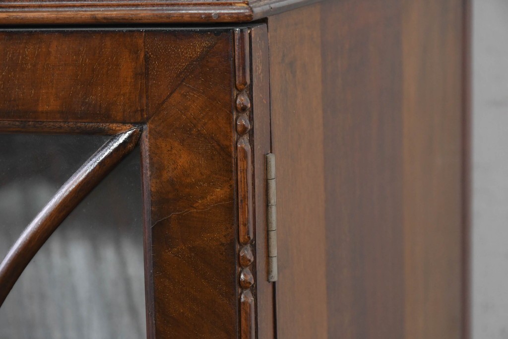 イギリスアンティーク　ROWNTREE'S社　マホガニー材　美しい杢目とアーチ装飾が魅力のガラス扉キャビネット　(R-087788)