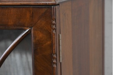 イギリスアンティーク　ROWNTREE'S社　マホガニー材　美しい杢目とアーチ装飾が魅力のガラス扉キャビネット　(R-087788)