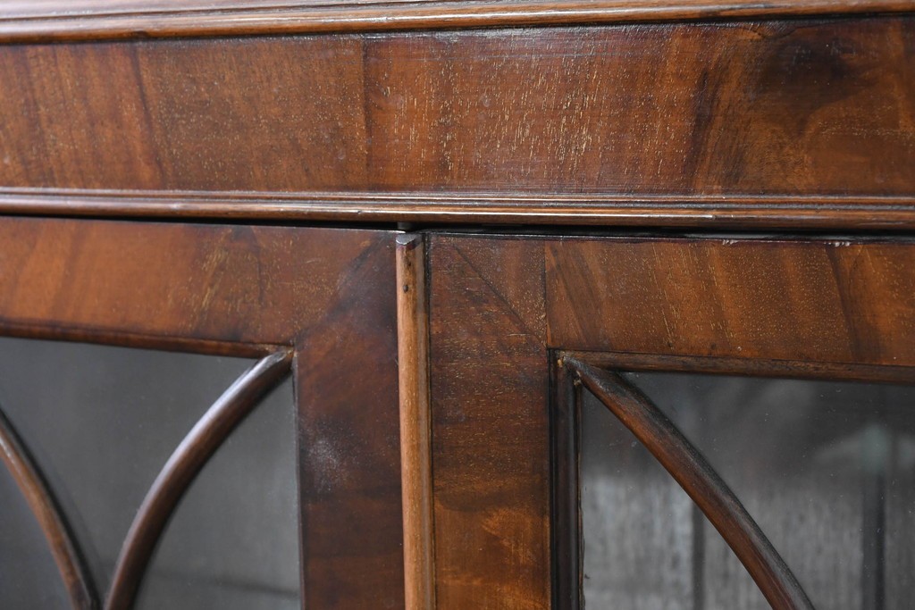 イギリスアンティーク　ROWNTREE'S社　マホガニー材　美しい杢目とアーチ装飾が魅力のガラス扉キャビネット　(R-087788)